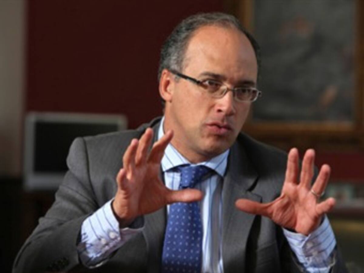 Gobierno prepara 'con calma' borrador de reforma tributaria estructural