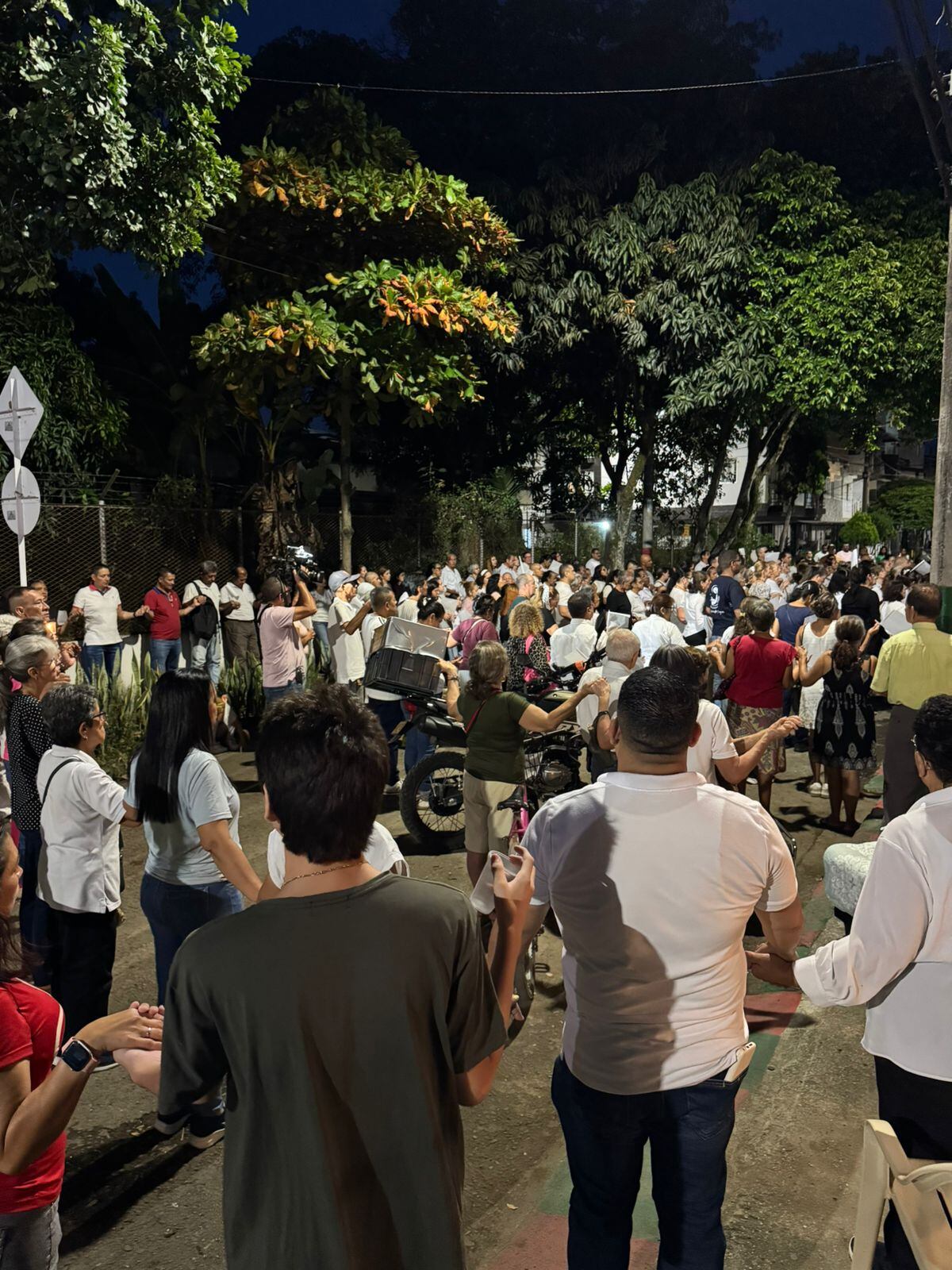 Rosario por la Paz realizado en el barrio La Base / Foto: Cortesía para Caracol Radio