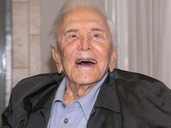 Leyenda del cine Kirk Douglas muere a los 103 años