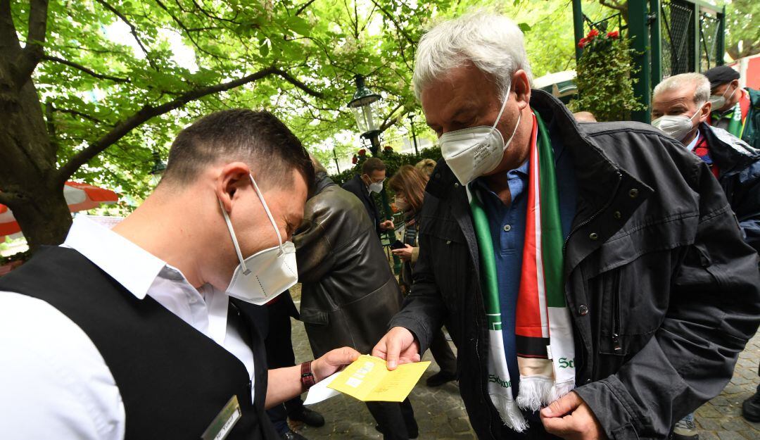 En varias regiones del mundo, las autoridades están revisando el certificado de vacunación para permitir el acceso a eventos públicos.