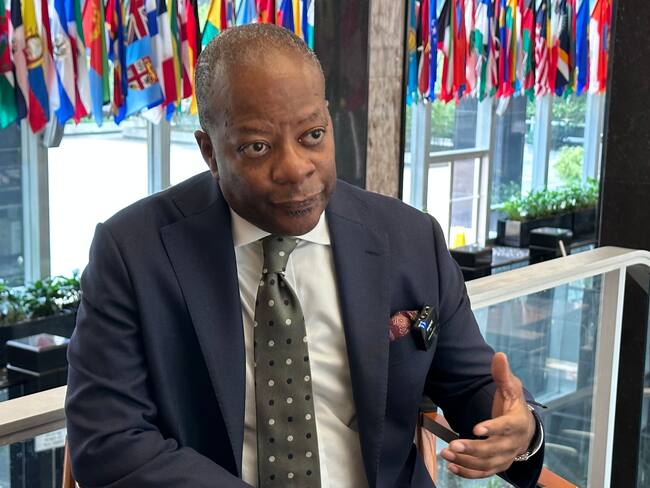 AME8842. WASHINGTON (ESTADOS UNIDOS), 08/08/2023.- El jefe de la oficina antidrogas del Departamento de Estado, Todd Robinson, habla con EFE durante una entrevista el 4 de agosto de 2023, en Washington (EE.UU.). A pesar de las reiteradas negativas del presidente mexicano, Andrés Manuel López Obrador, el jefe de la oficina antidrogas del Departamento de Estado de EE.UU. sostiene que "el fentanilo sí se fabrica en México" y que la cooperación bilateral para frenar su tráfico es "muy buena" pero todavía puede mejorar. "Todo lo que hemos visto muestra que, de hecho, el fentanilo sí se está fabricando en México y sabemos que sus precursores químicos vienen de China", afirmó Robinson, secretario adjunto para Asuntos Internacionales de Narcóticos, en una entrevista con EFE. EFE/ Octavio Guzmán/MEJOR CALIDAD DISPONIBLE