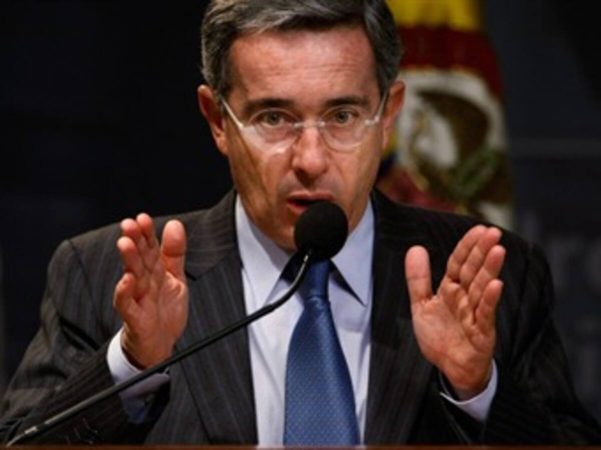Uribe pide suspender diálogo con las Farc hasta que sean liberados los secuestrados