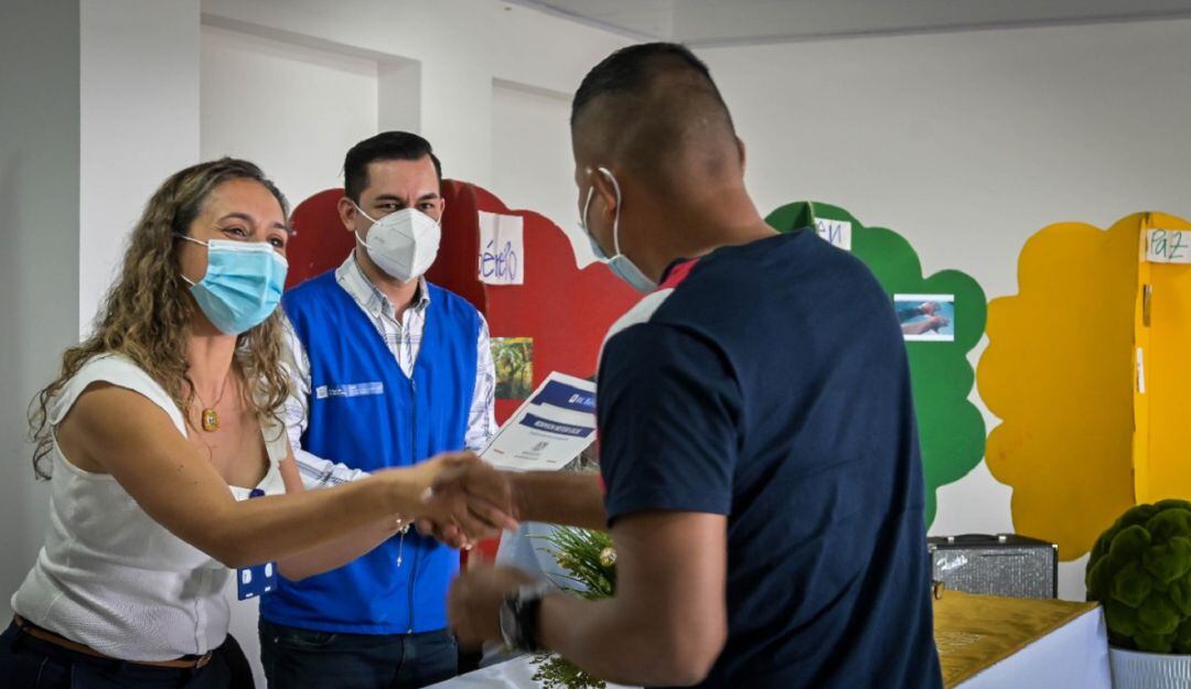Los participantes recibieron una certificación por sus 80 horas de servicio social en la Primera Iglesia Bautista y la Institución Educativa José Eusebio Caro.