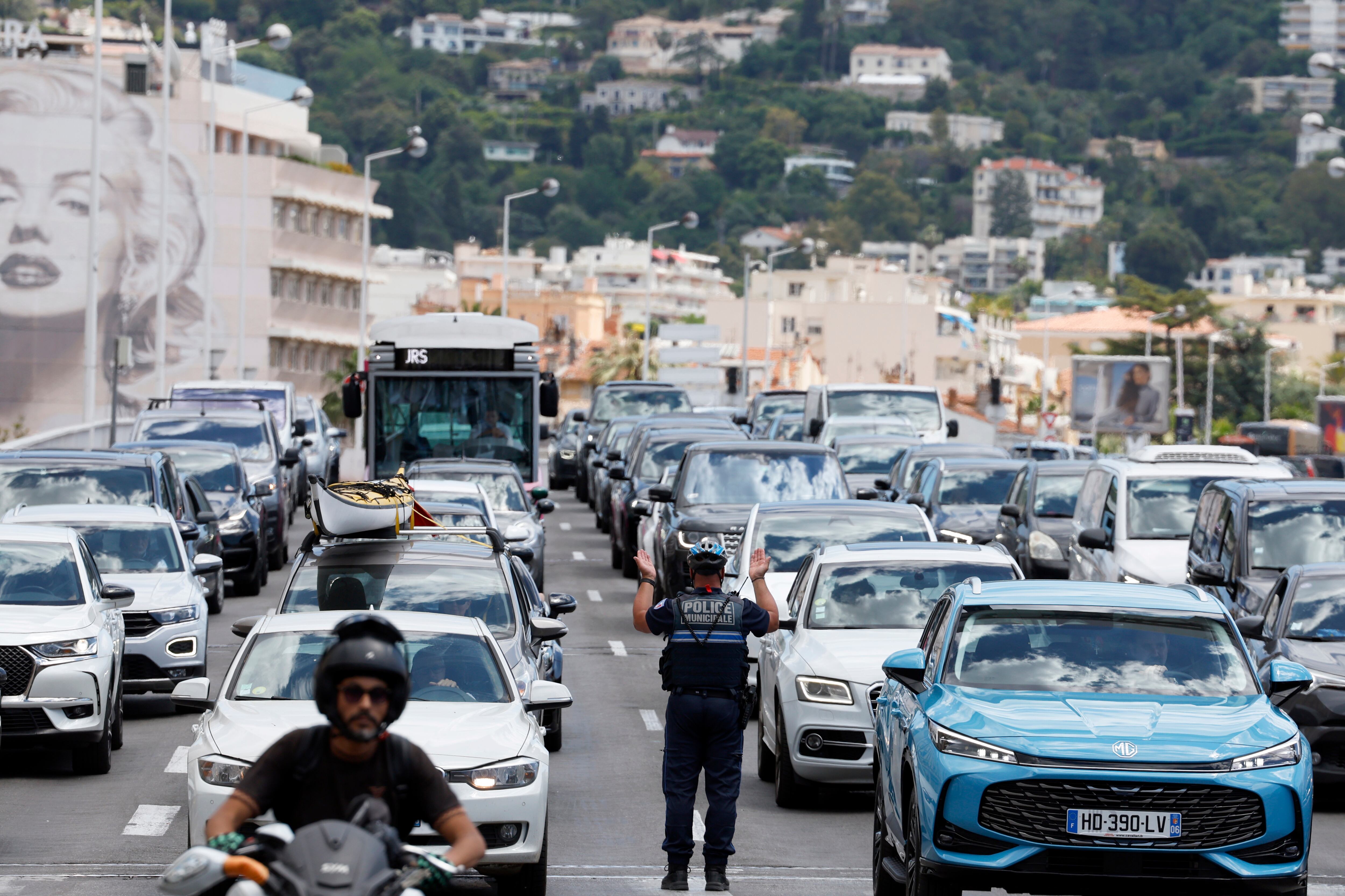 Policías dirigiendo el tráfico tras el apagón registrado en la región sureste de Francia. 
 EFE/EPA/GUILLAUME HORCAJUELO
