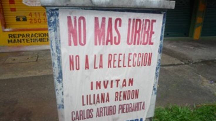 Afiches en Antioquia rechazan a Uribe y la reelección a nombre de 2 congresistas