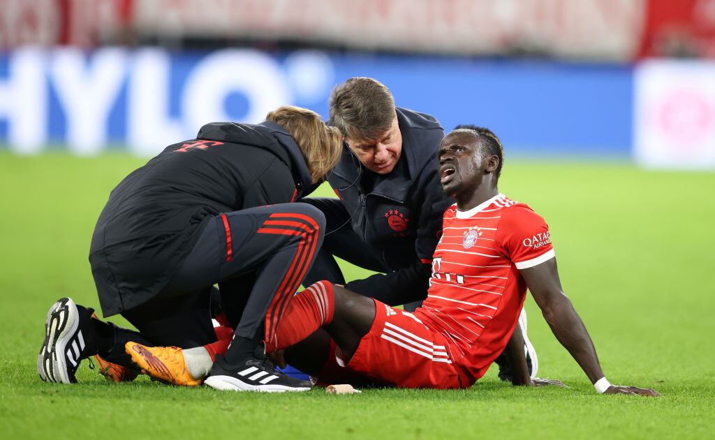 Sadio Mané del Bayern Munich lesionado durante el partio de Bundesliga ante el SV Werder Bremen (Foto por Stefan Matzke - sampics/Corbis via Getty Images)