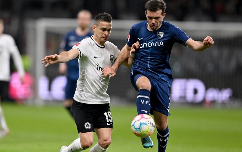 Rafael Santos Borré en un duelo con Kevin Stoeger en el juego entre Eintrachjt Frankfurt y Bochum por la Bundesliga (Photo by Harry Langer/DeFodi Images via Getty Images)