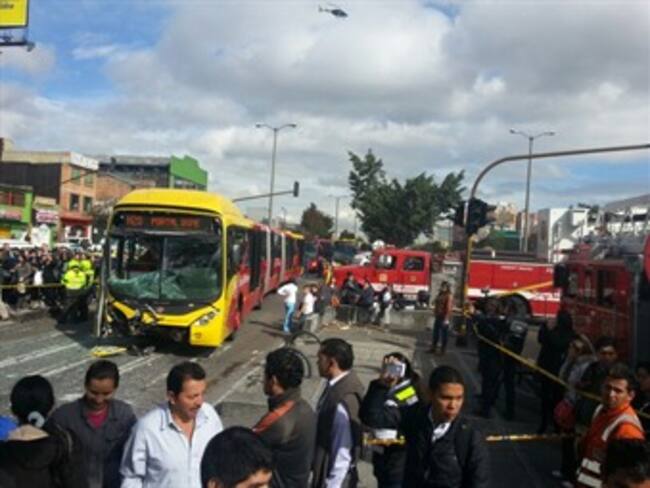 17 heridos en choque de camión de Bomberos y bus de Transmilenio