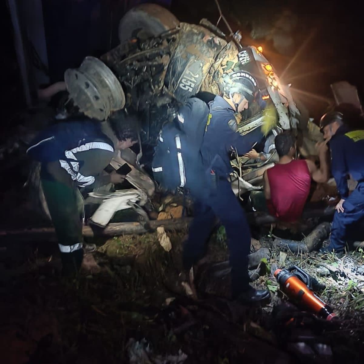 Un camión de basura cayó a un abismo y tres personas lesionadas en Barbosa