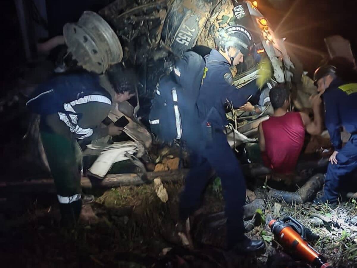 Un camión de basura cayó a un abismo y tres personas lesionadas en Barbosa