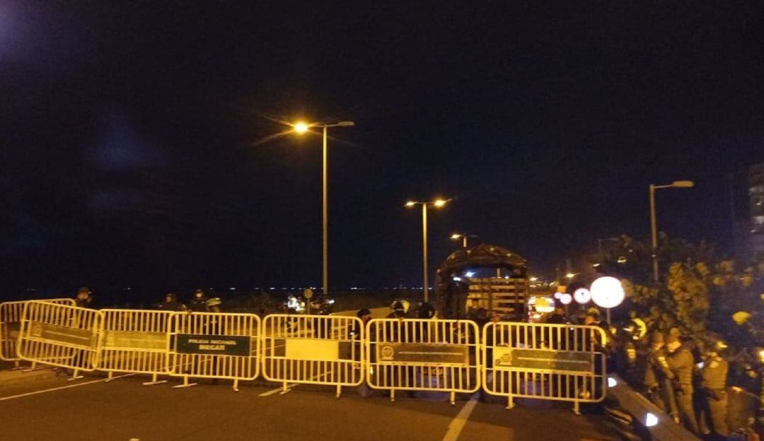 La manifestación bloqueó totalmente el tráfico vehicular en el túnel y los vehículos tuvieron que ser desviados hacia la calle 70