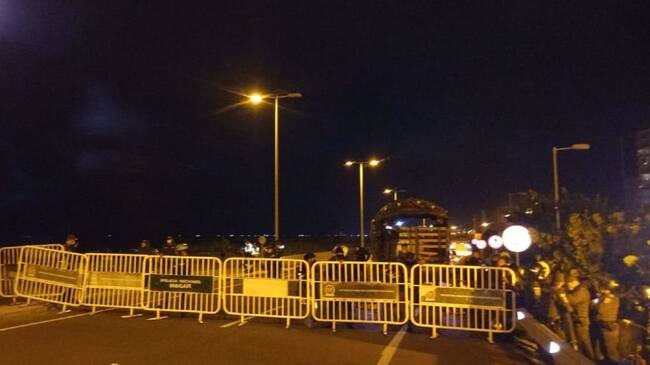 La manifestación bloqueó totalmente el tráfico vehicular en el túnel y los vehículos tuvieron que ser desviados hacia la calle 70