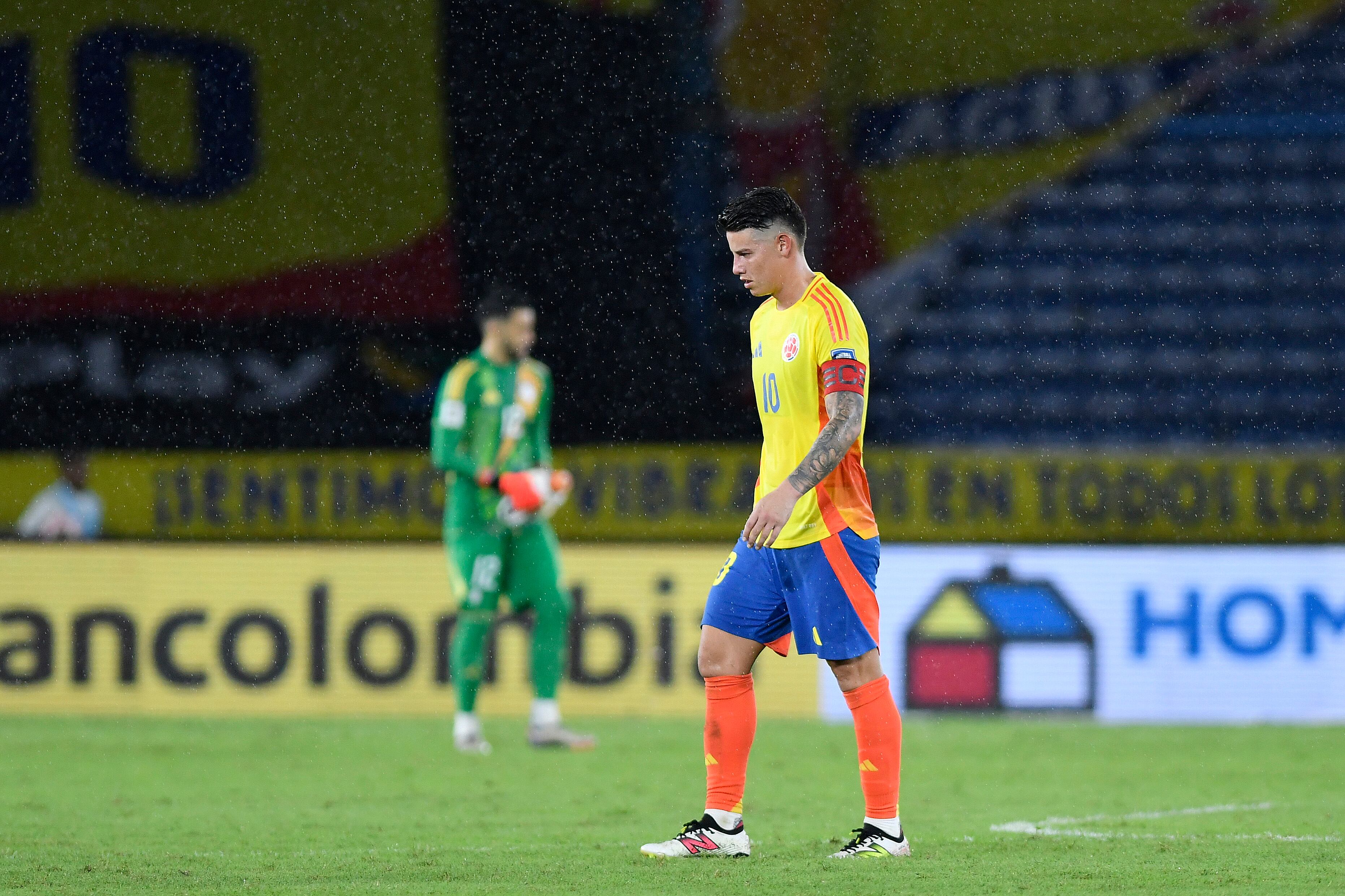 James Rodríguez se lamenta por la derrota ante Ecuador al final del partido.  (Photo by Gabriel Aponte/Getty Images)