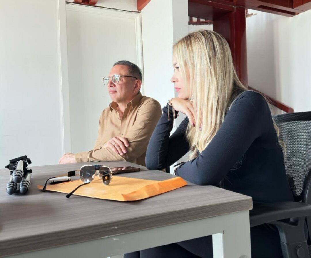 Day Vásquez, y su abogado Alait Freja en la sede de la Fiscalía en Barranquilla. Foto: Day Vásquez