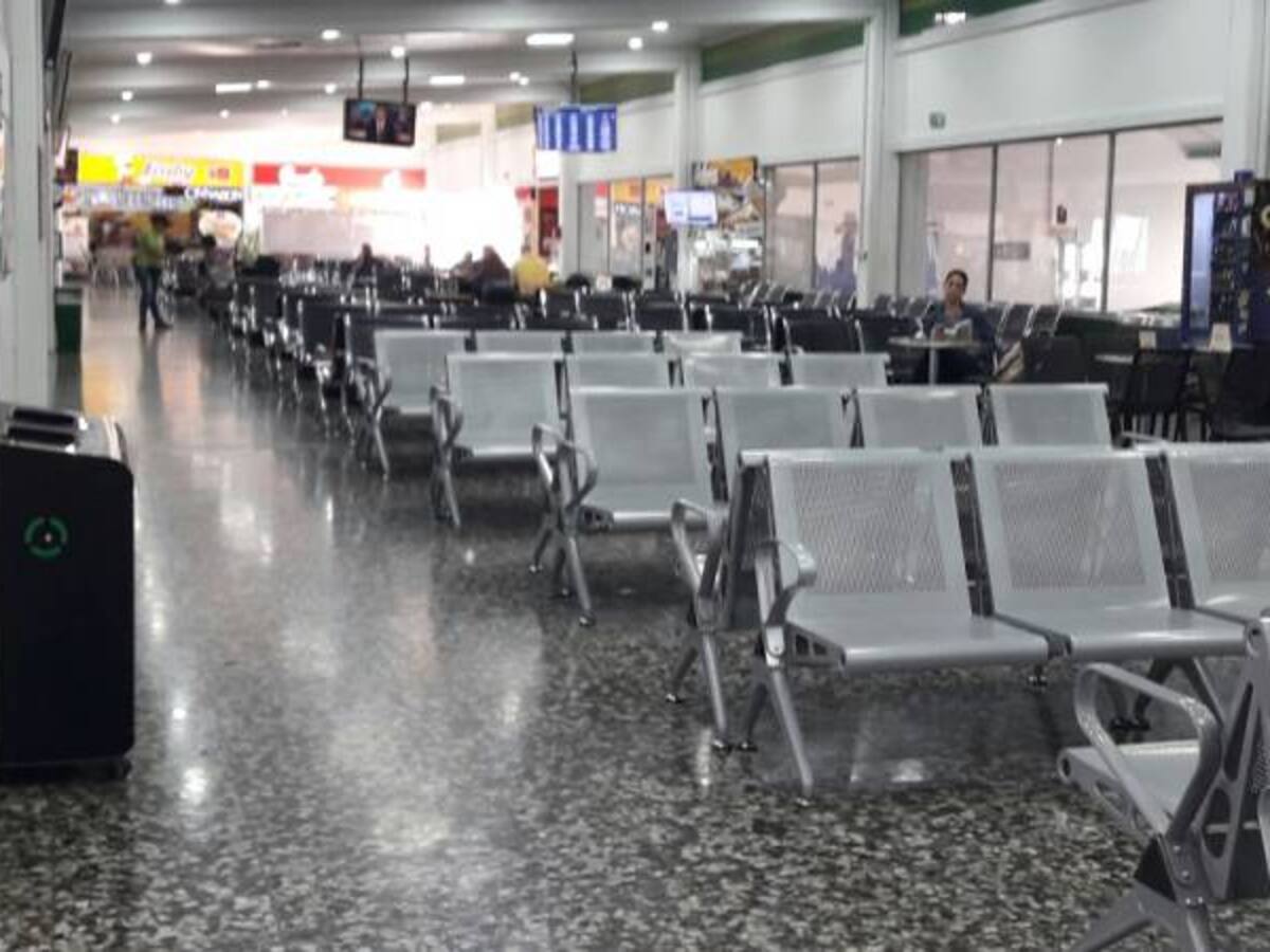 Taxistas y dueños de negocios en el Aeropuerto empiezan a ver pérdidas por la huelga de pilotos de Avianca