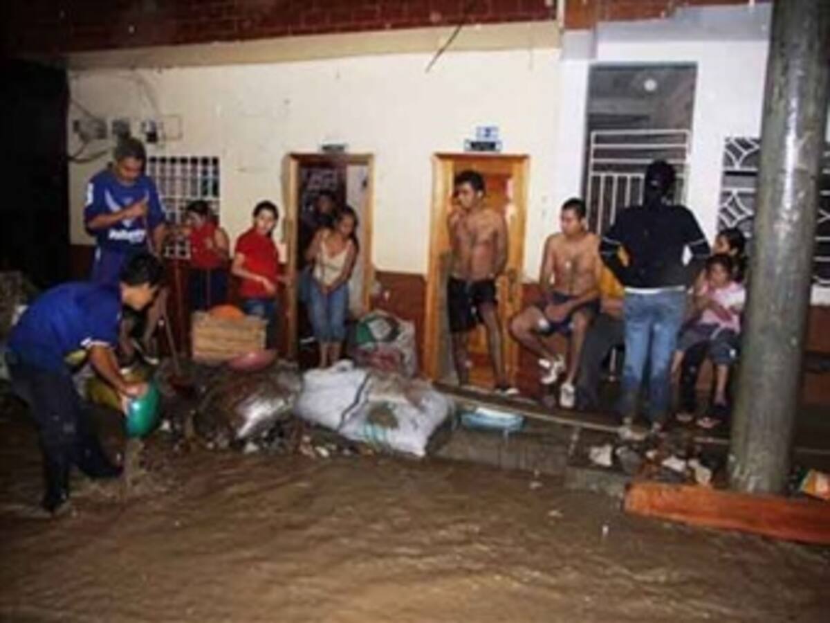 Atienden a damnificados por inundaciones en Caldas, Antioquia