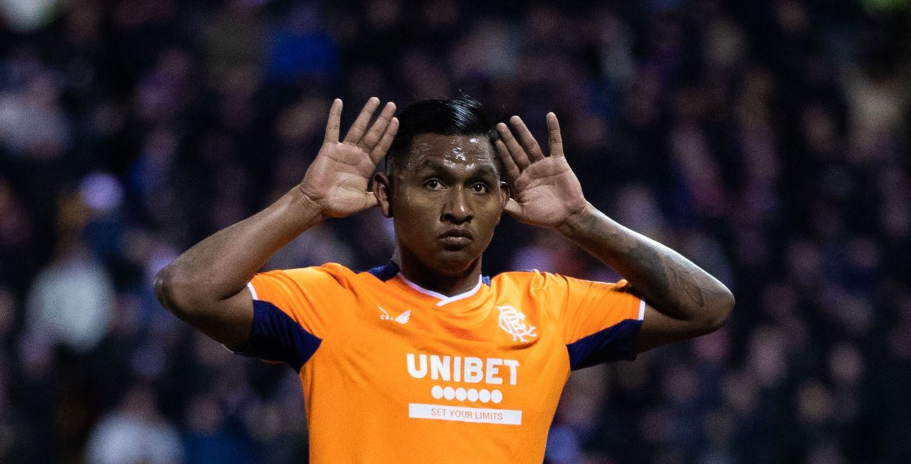 Alfredo Morelos festeja su primer gol de la noche / Twitter: @RangersFC