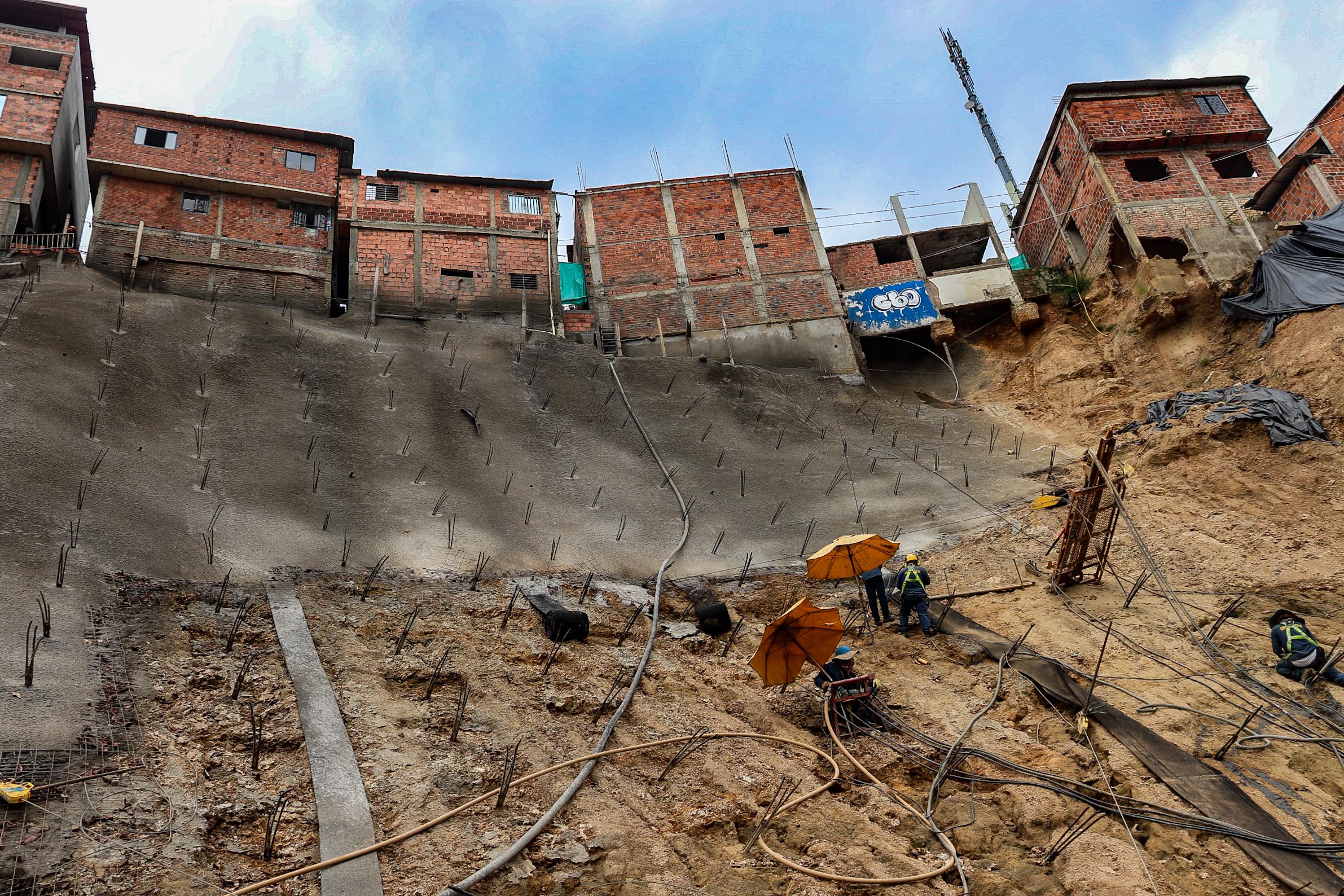 Sigue la construcción de una pantalla anclada en Asomiflor: Su entrega se retrasará dos meses. Foto: Gobernación de Santander.