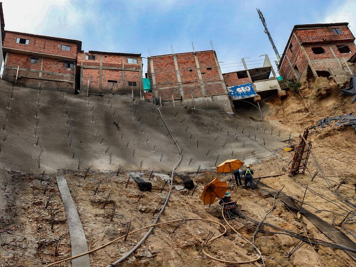 Sigue la construcción de una pantalla anclada en Asomiflor: Su entrega se retrasará dos meses