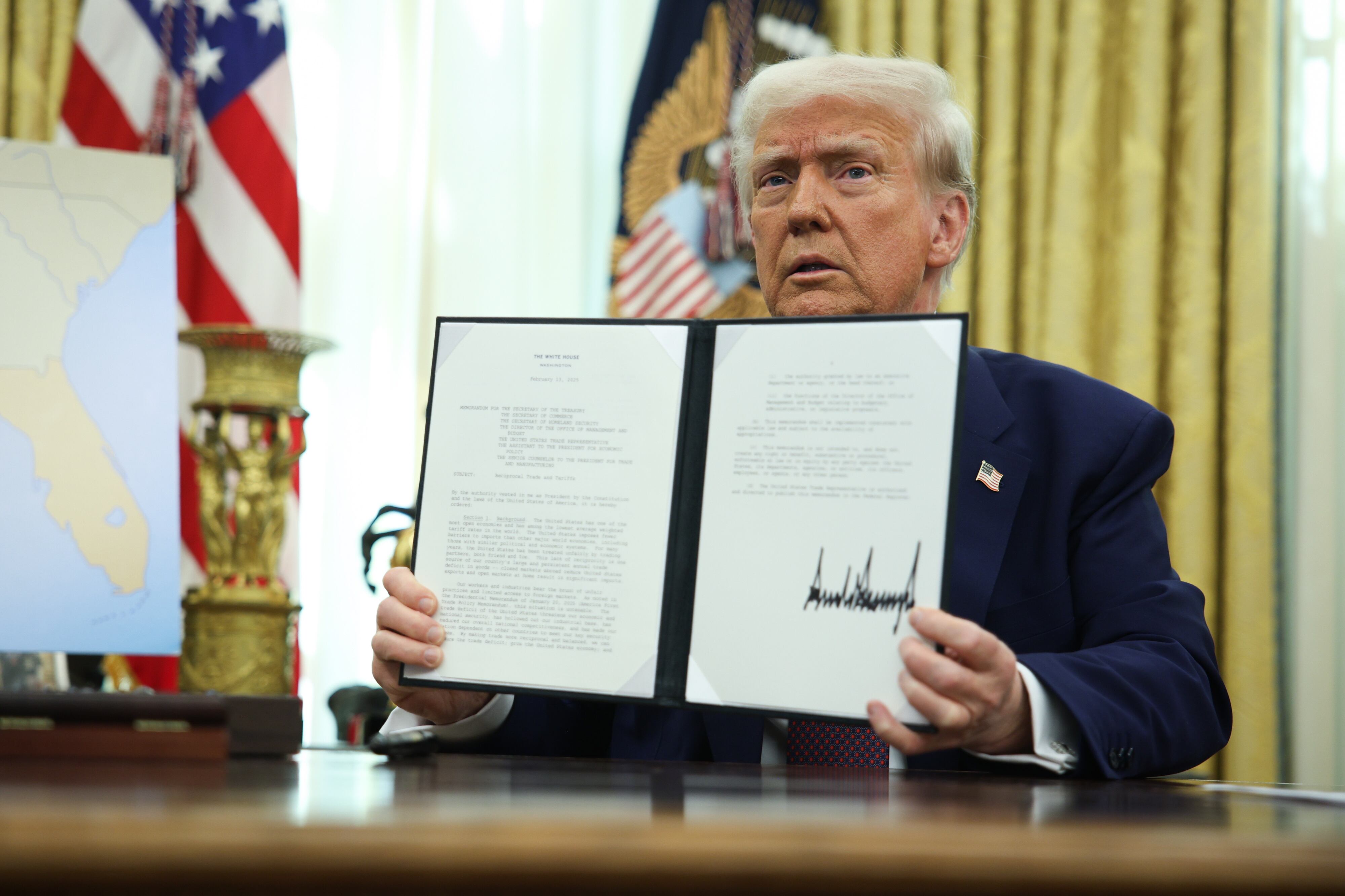 Washington (United States), 13/02/2025.- US President Donald Trump holds up a signed executive order in the Oval Office at the White House in Washington, DC, USA, 13 February 2025. EFE/EPA/FRANCIS CHUNG / POOL