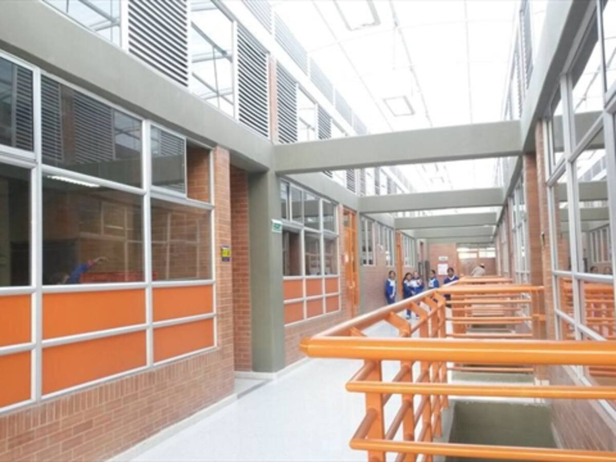 Petro entregó colegio 19 de la meta de 100 en Bogotá