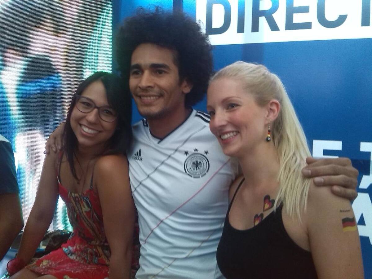 Con cornetas, banderas y cerveza la colonia alemana celebró el triunfo en el centro comercial Premium Plaza.