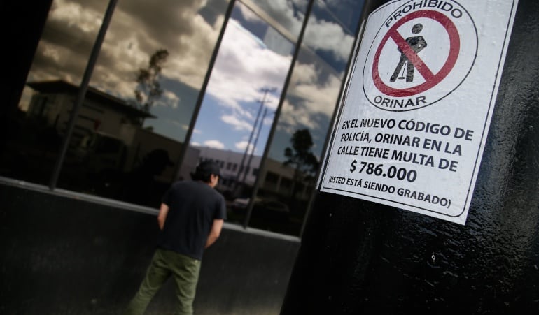 Multas por orinar en la calle