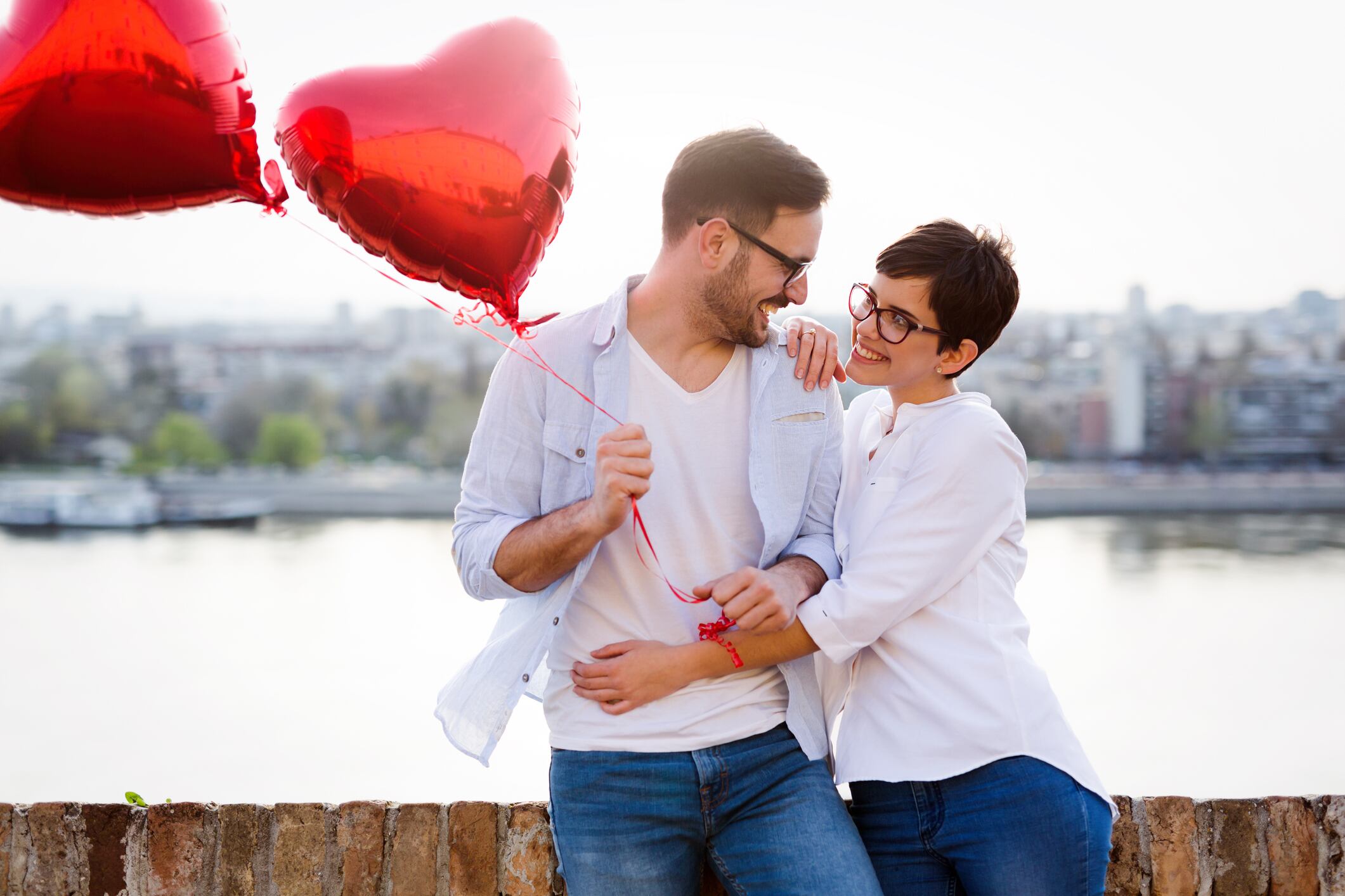 Pareja feliz con un globo en forma de corazón (Getty Images)
