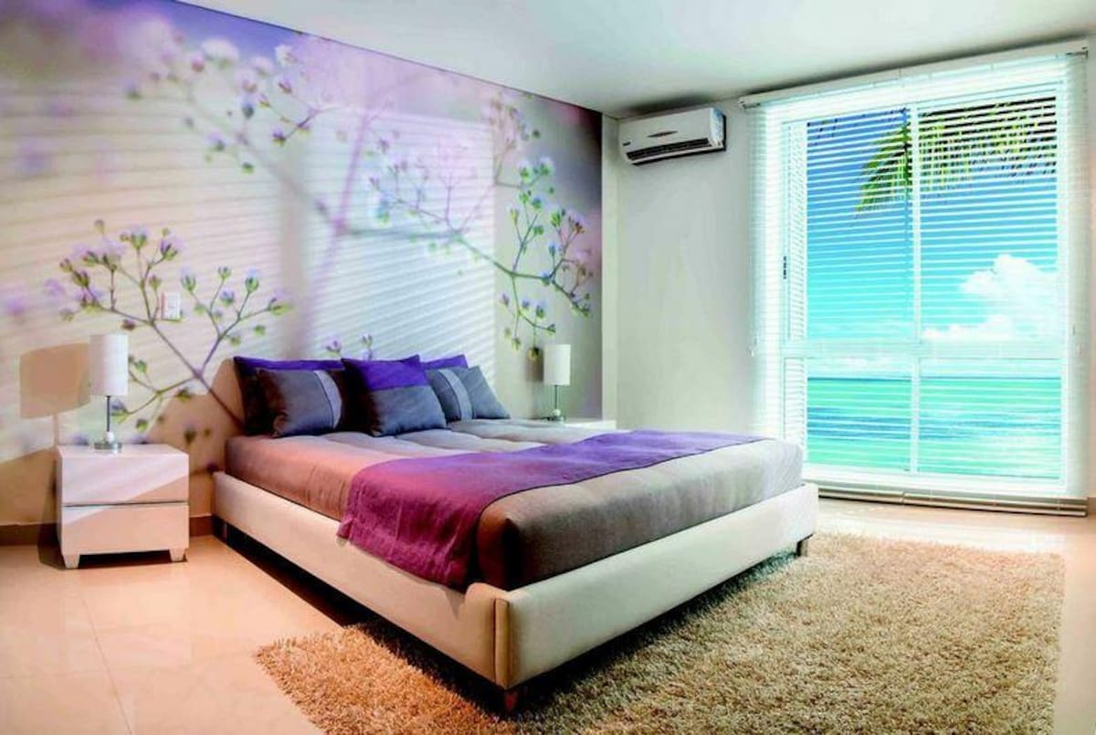 Está ubicado muy cerca al Rodadero, frente a la Costa Caribe y a la Sierra Nevada de Santa Marta.