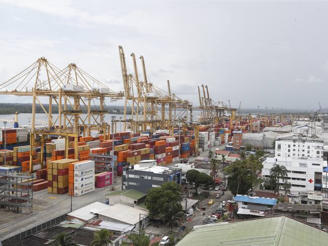 AME8403. BUENAVENTURA (COLOMBIA), 11/04/2025.- Fotografía de contenedores este jueves, en el puerto de Buenaventura (Colombia). El Gobierno colombiano enviará cartas formales al de EE.UU. para buscar una negociación que permita la disminución o la eliminación del arancel del 10 % establecido por el presidente estadounidense, Donald Trump, informaron este viernes fuentes oficiales. EFE/ Ernesto Guzmán