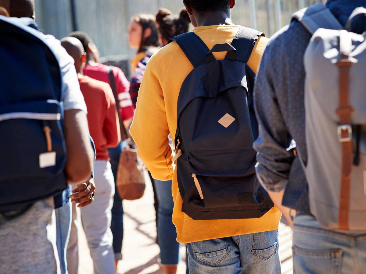 Asaltaron a dos estudiantes menores de edad en la entrada de un Colegio en Medellín
