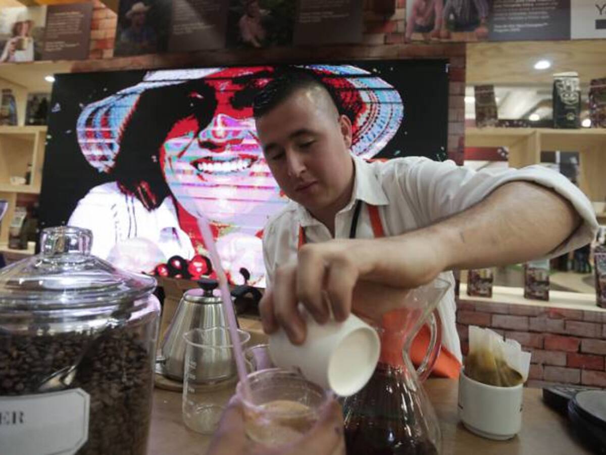 Los jóvenes comienzan a tomar café cuando llegan a la Universidad