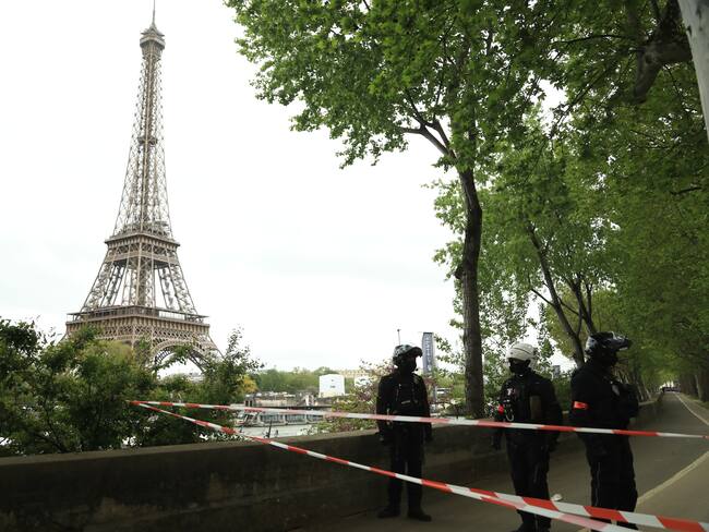 Despliegue policial en París (Francia) ante amenaza de explosivos en la Embajada de Irán. 
(Foto: Mohamad Salaheldin Abdelg Alsayed/Anadolu via Getty Images)