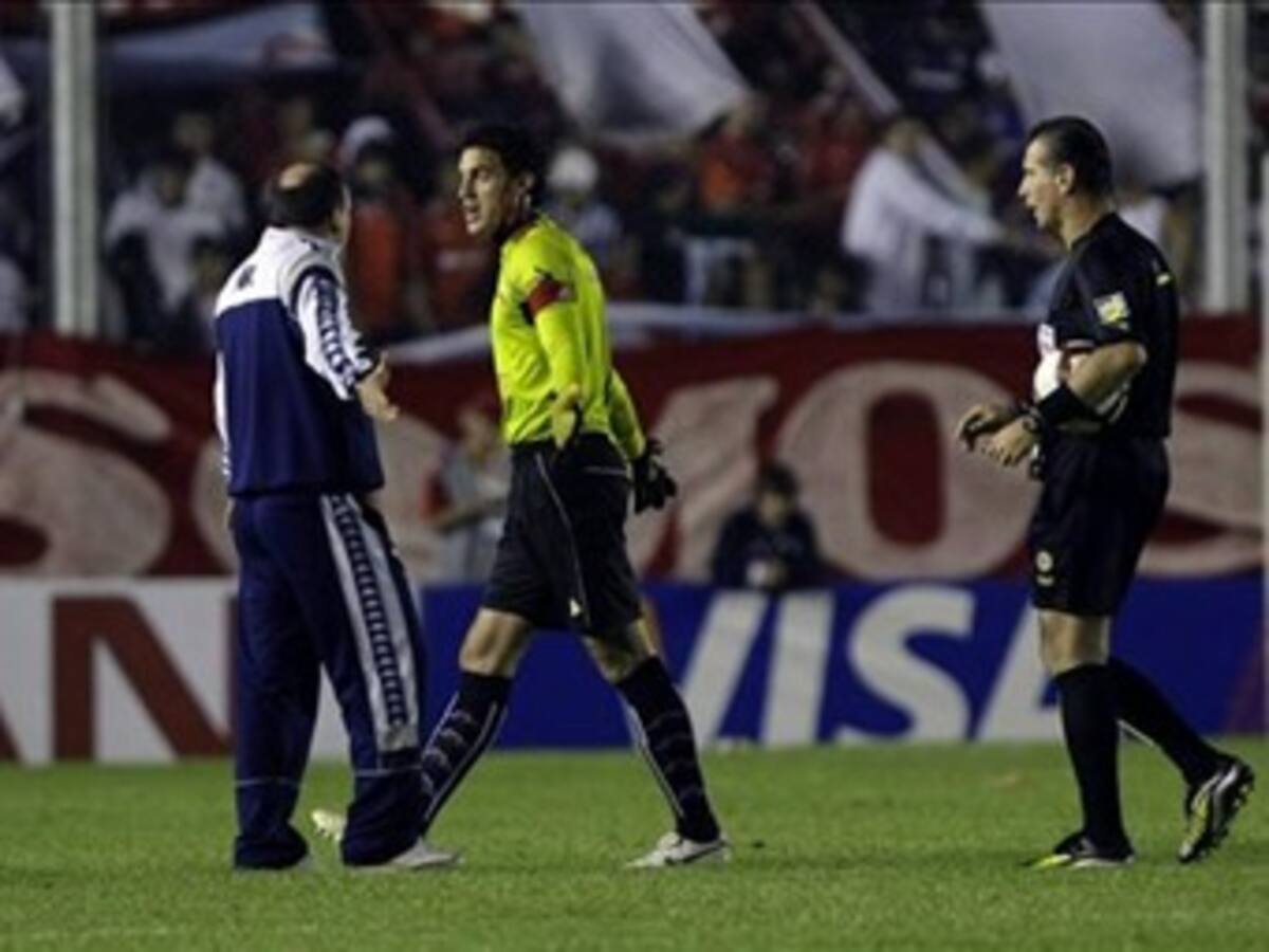La agresión al uruguayo Silva podría dejar sin estadio a Independiente en Sudamericana