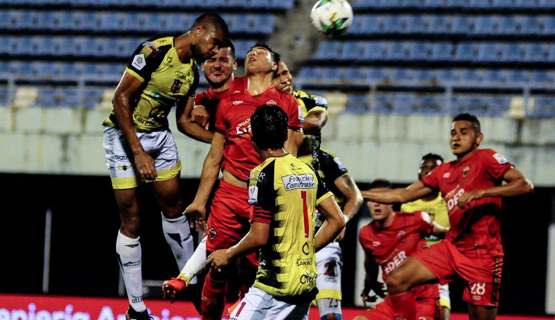 Los jugadores de Alianza Petrolera y Patriotas disputan un balón aéreo durante un juego de la Liga del año pasado.