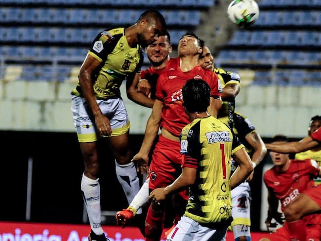 Los jugadores de Alianza Petrolera y Patriotas disputan un balón aéreo durante un juego de la Liga del año pasado.