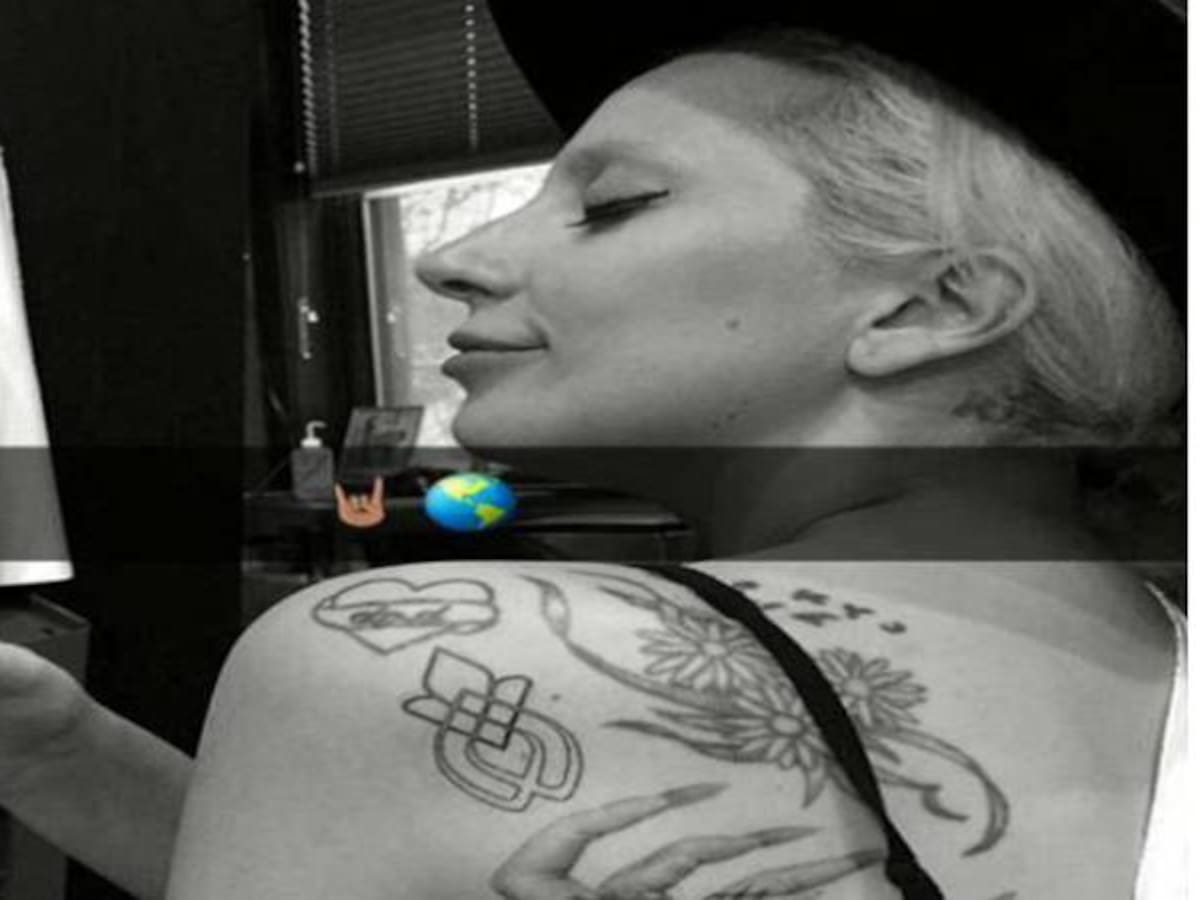 Lady Gaga luce su nuevo tatuaje en contra de la violencia sexual