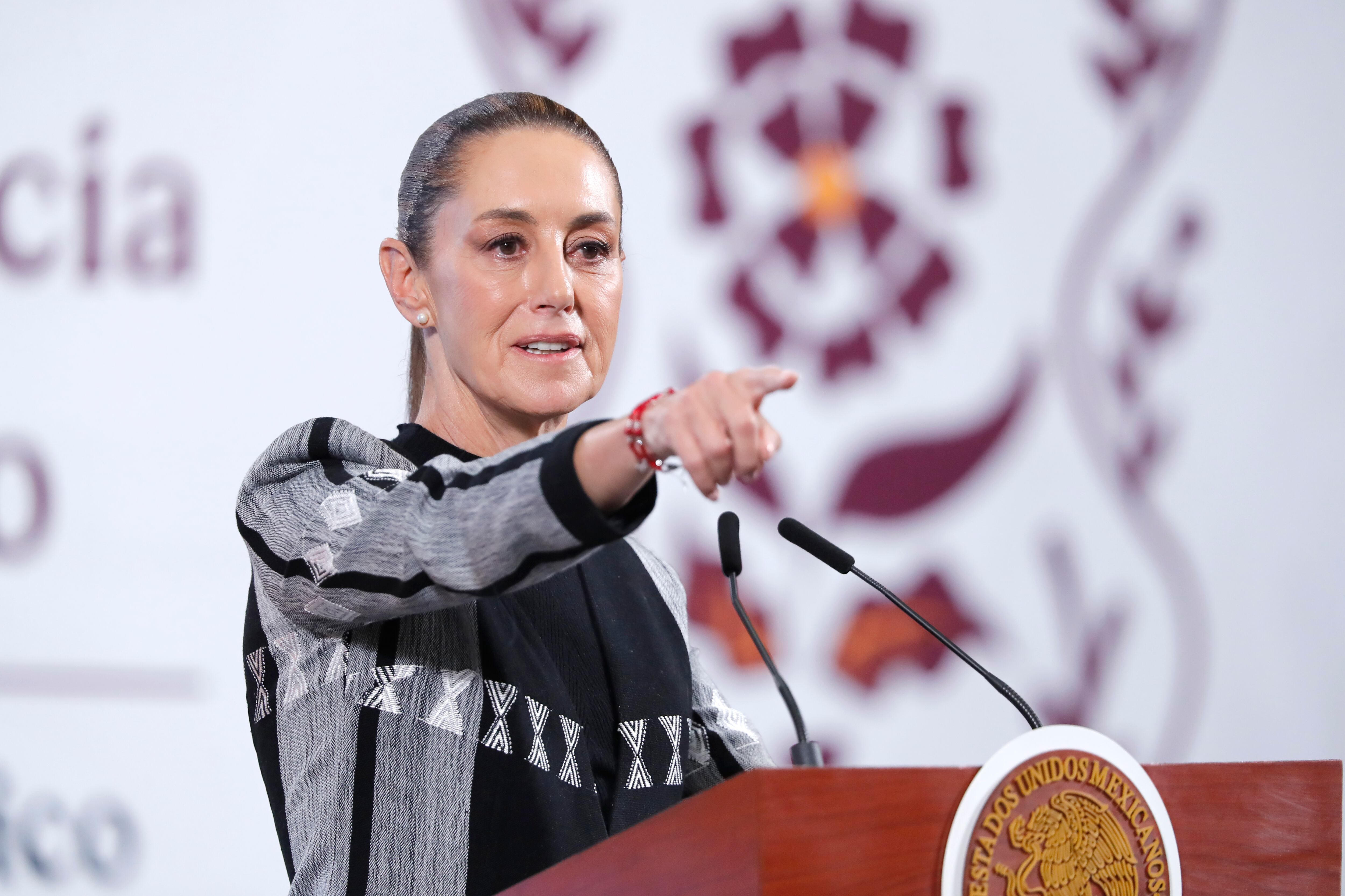 La presidenta de México, Claudia Sheinbaum, participa en su conferencia matutina en Palacio Nacional de la Ciudad de México (México). El Gobierno de México "acelera" el trabajo para evitar los aranceles que anunciará este miércoles el presidente de Estados Unidos, Donald Trump, porque "sigue habiendo diálogo", afirmó este martes la mandataria mexicana, Claudia Sheinbaum. 
EFE/Mario Guzmán