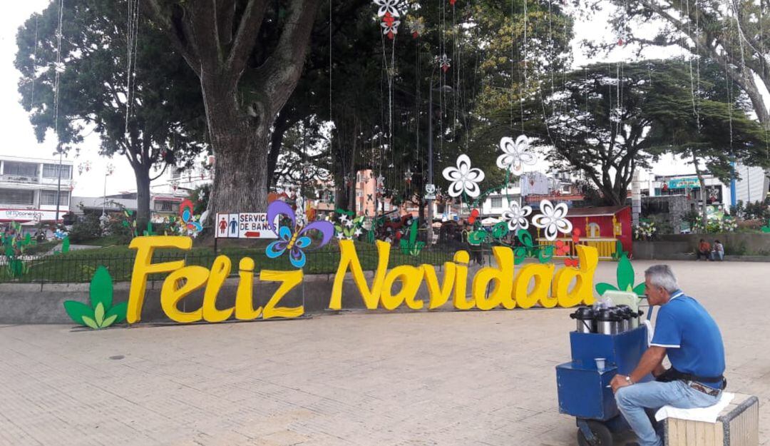 El parque Sucre de Armenia es el único lugar iluminado y adornado en navidad