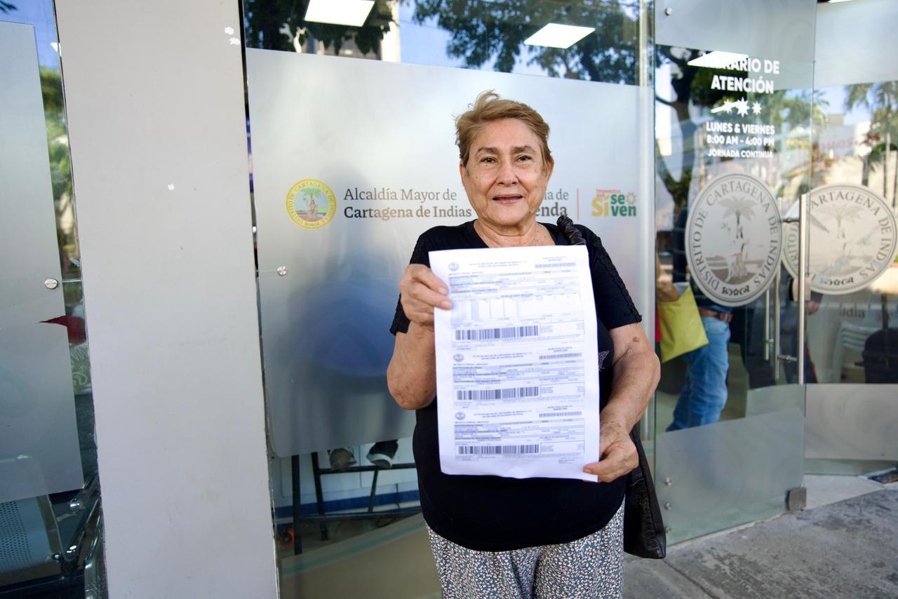 Flor María Peña en la primera ciudadana en pagar el Predial 2026. // Alcaldía de Cartagena