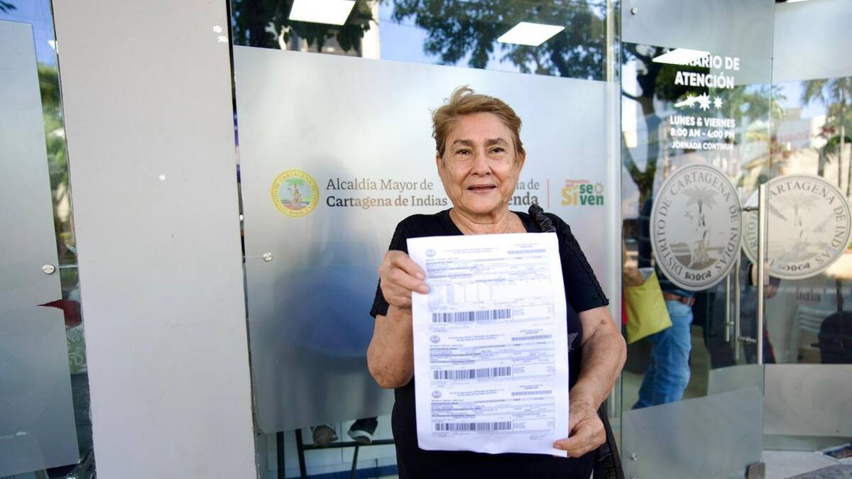 Disciplina y ahorro convirtieron a Flor María Peña en la primera ciudadana en pagar el Predial 2026