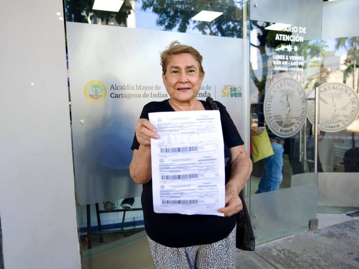 Disciplina y ahorro convirtieron a Flor María Peña en la primera ciudadana en pagar el Predial 2026
