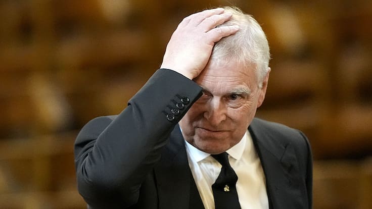 ¿La familia real puede sacar al expríncipe Andrés de la línea de sucesión?