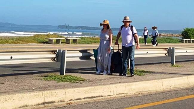El plan de manejo de tráfico tuvo falencias y miles de turistas tuvieron que caminar hasta el aeropuerto Rafael Núñez