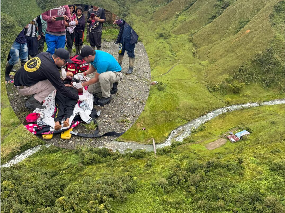 Evacuación de mujer indígena atacada con un machete - fotos EMAT COLOMBIA