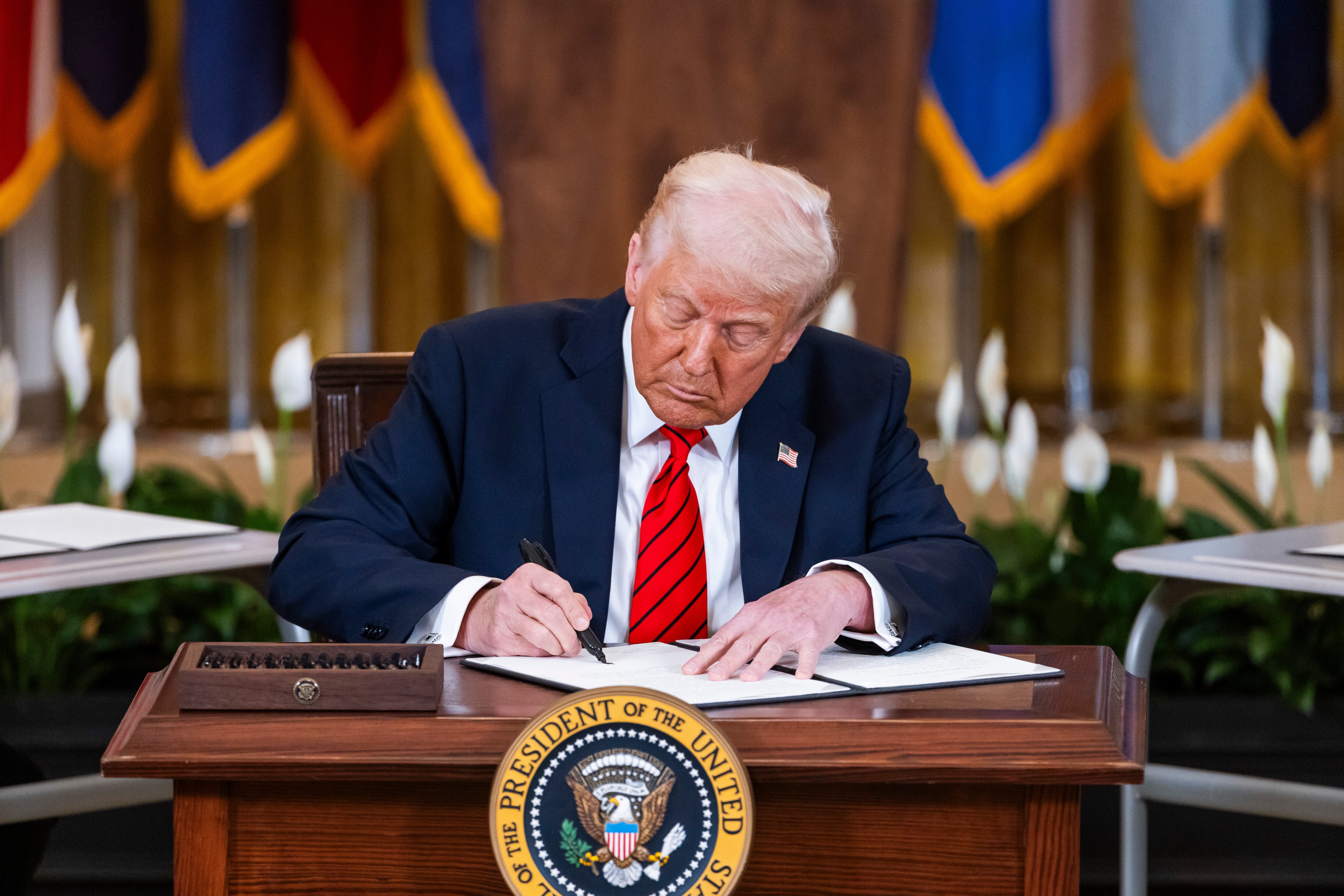 WASHINGTON (United States), 20/03/2025.- US President Donald Trump signs an executive order aimed at downsizing the Department of Education (DOE) in the East Room of the White House in Washington, DC, USA, 20 March 2025. Though President Trump campaigned on a pledge to eliminate the DOE, shuttering the department requires an act of Congress. EFE/EPA/JIM LO SCALZO / POOL