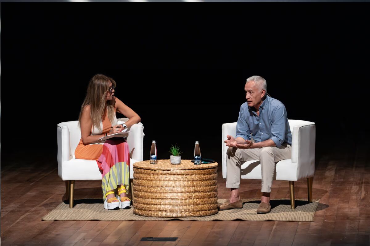 Jorge Ramos en conversación con Diana Calderón, en el Hay Festival. - Cortesía