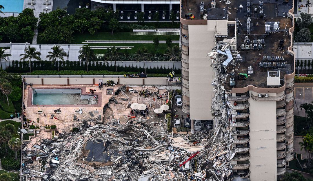 La vista muestra al personal de búsqueda y rescate trabajando en el sitio después del colapso parcial de Champlain Towers South en Surfside, al norte de Miami 