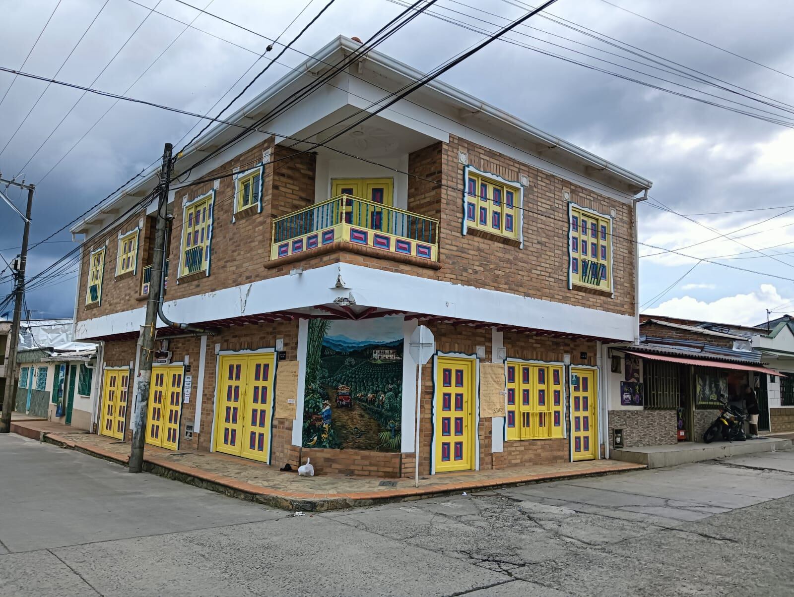 Hermosa casa esquinera con mural ubicada en Circasia, Quindío, Foto Adrián Trejos