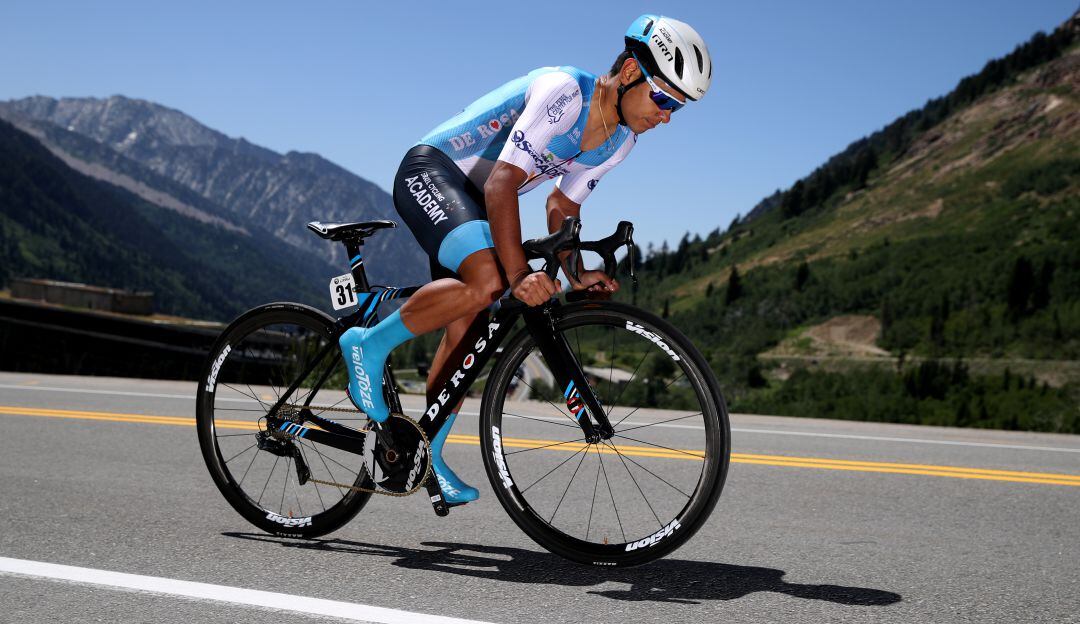 Edwin Ávila compitiendo en el Tour de Utah en 2019 con el Team Israel Cycling Academy.